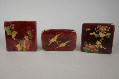 Lot de boites en laque à décor de vases fleuries,...