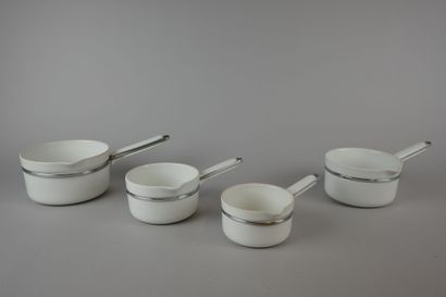 FRUGIER. Suite de quatre casseroles en porcelaine...