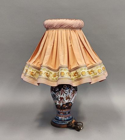 Potiche de forme balustre en porcelaine imari...