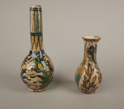 Lot de deux vases en céramique polychrome...