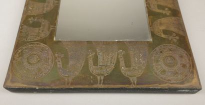 Miroir rectangulaire, le cadre à décor gravé...