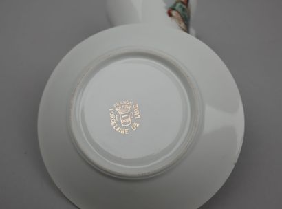 Lot comprenant : une tasse et sa sous-tasse...