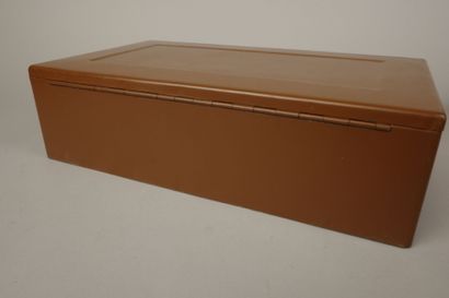 Coffret en métal laqué brun à une poignée...