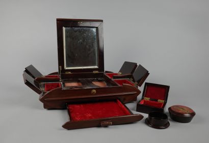 VIETNAM, XXe siècle. Coffret de toilette...