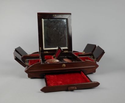 VIETNAM, XXe siècle. Coffret de toilette...