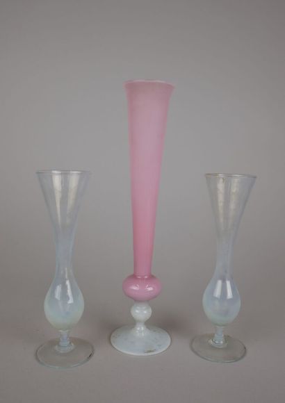 Lot comprenant : un vase soliflore en opaline...