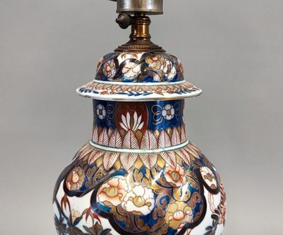 Potiche de forme balustre en porcelaine imari...