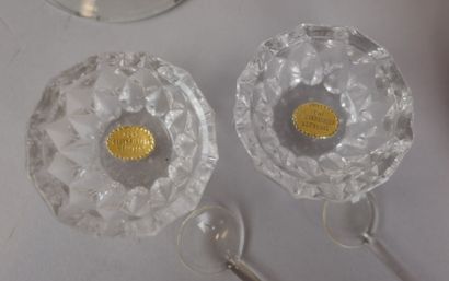 Lot comprenant : un vase soliflore en opaline...