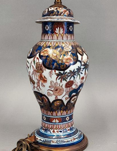 Potiche de forme balustre en porcelaine imari...