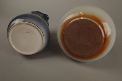 Lots de deux grands pichet, l'un beige moucheté...