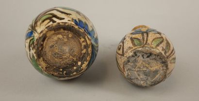 Lot de deux vases en céramique polychrome...