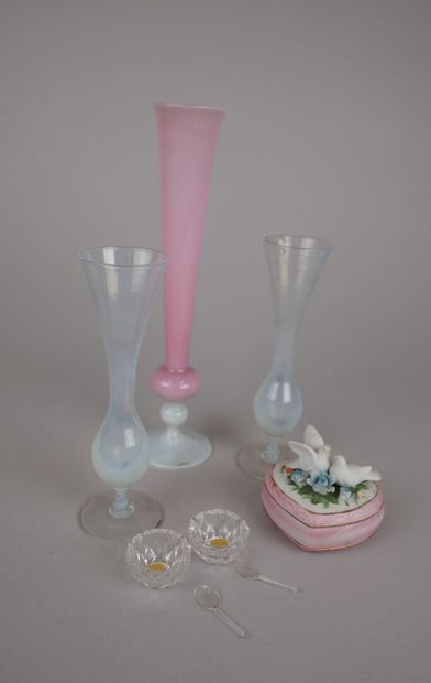 Lot comprenant : un vase soliflore en opaline...