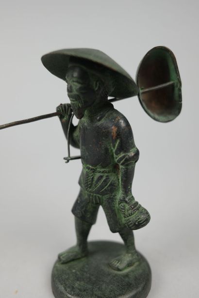 Lot de bibelots comprenant : deux statuettes...