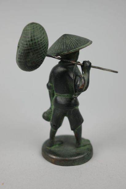 Lot de bibelots comprenant : deux statuettes...