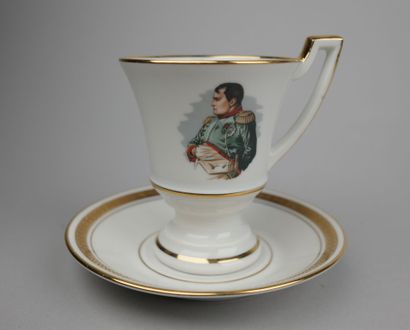 Lot comprenant : une tasse et sa sous-tasse...