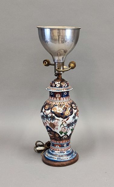 Potiche de forme balustre en porcelaine imari...