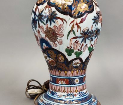 Potiche de forme balustre en porcelaine imari...
