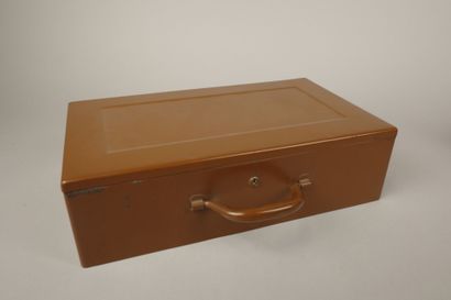 Coffret en métal laqué brun à une poignée...