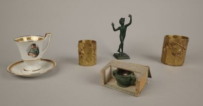Lot comprenant : une tasse et sa sous-tasse...