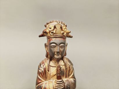CHINE, XXème siècle. Dignitaire assis tenant...