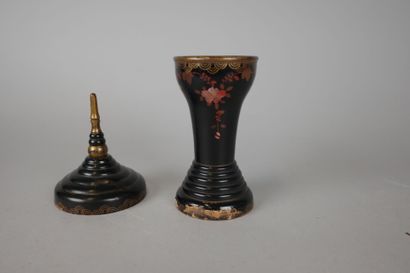 Lot de boites en laque à décor de vases fleuries,...