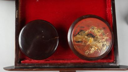VIETNAM, XXe siècle. Coffret de toilette...