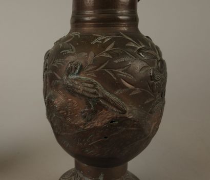 ASIE. Paire de vases Gu en bronze à décor...