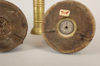 Lot comprenant : 3 anciens moulins à poivre...