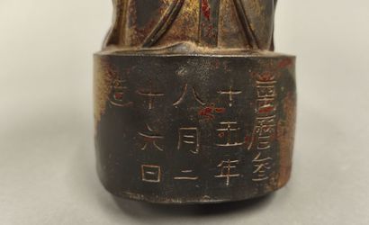 CHINE, XXème siècle. Dignitaire assis tenant...