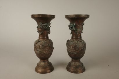 ASIE. Paire de vases Gu en bronze à décor...