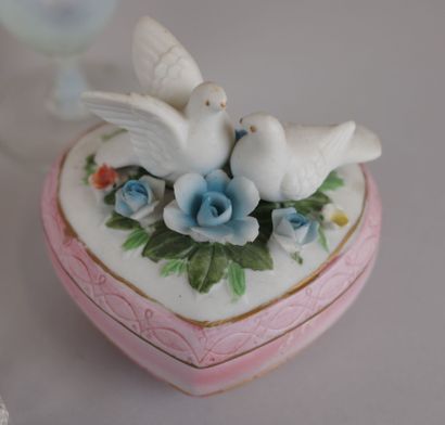 Lot comprenant : un vase soliflore en opaline...