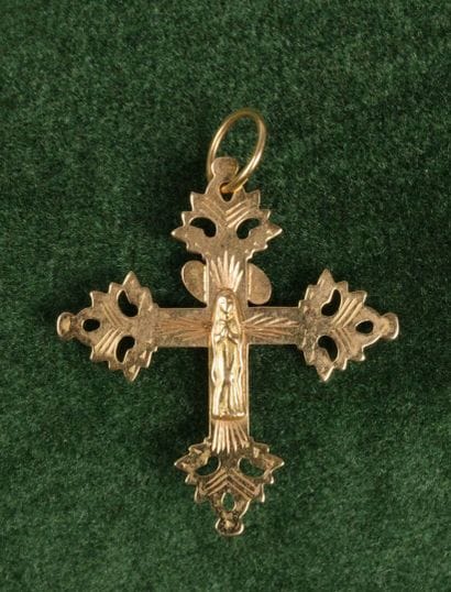 A 750 gold lattice cross adorned on the obverse...