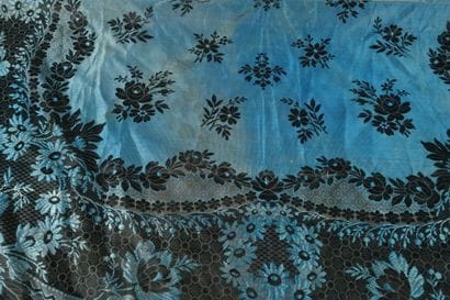 TARENTAISE. Silk scarf with a blue background...
