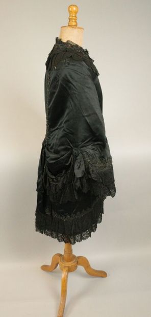 BRESSE, circa 1880. Black silk satin cape,...