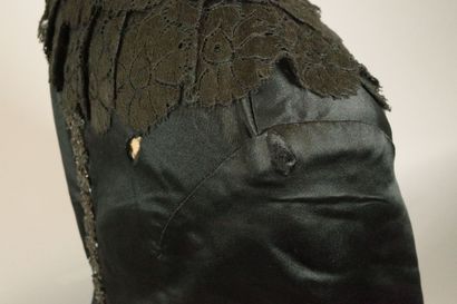 BRESSE, circa 1880. Black silk satin cape,...