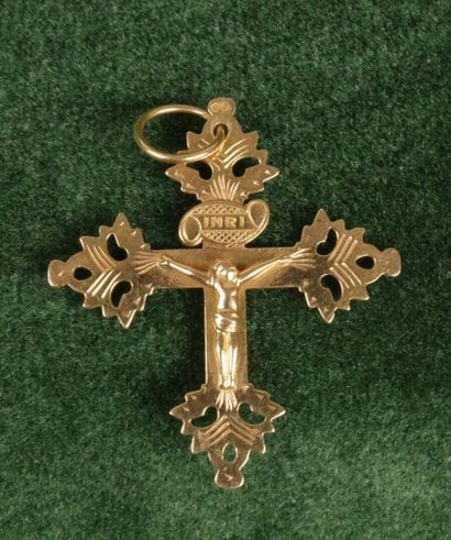 A 750 gold lattice cross adorned on the obverse...