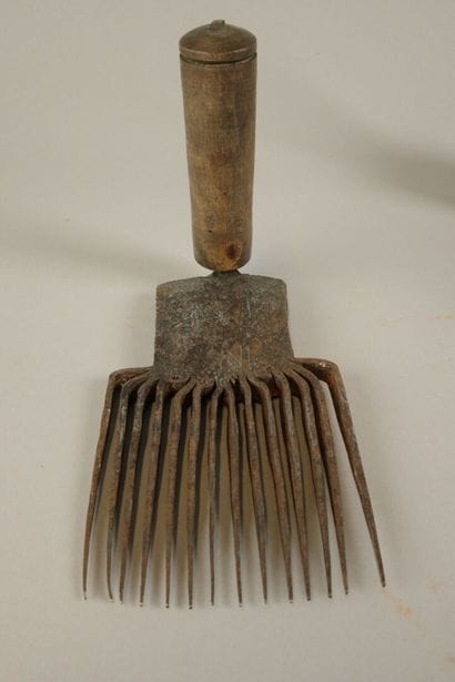 Set including a Berber weaving comb with...