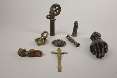 Lot consisting of a bronze door knocker shaped...
