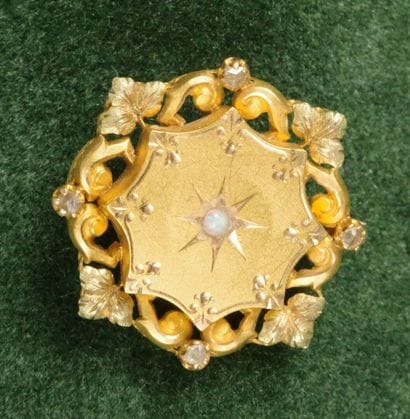 750 gold brooch with an openwork design of...