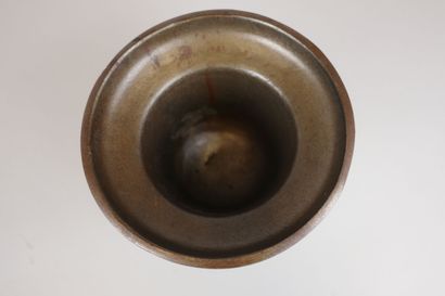 Patinated bronze finned mortar. H: 11.5 cm....