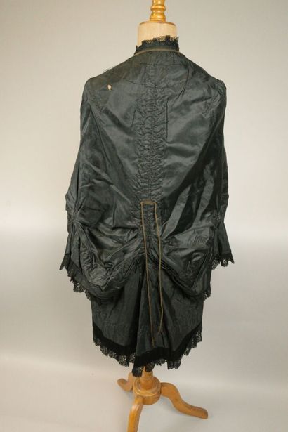 BRESSE, circa 1880. Black silk satin cape,...