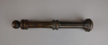 Patinated bronze finned mortar. H: 11.5 cm....