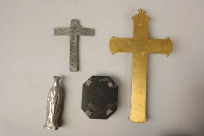 Lot including a beautiful bronze cross, the...