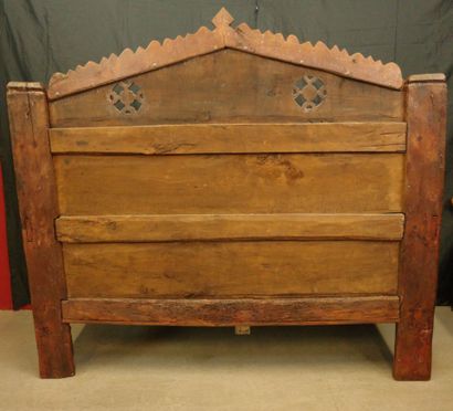 Daybed with a solid, crenellated headboard...