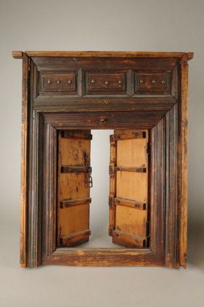 Set includes: - INDIA. Molding-adorned wooden...