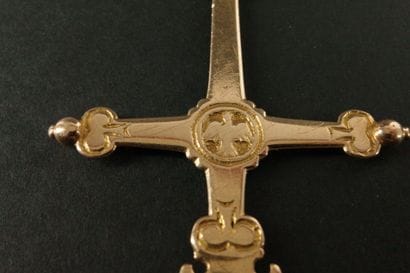 A large Jeannette cross in 750 yellow gold,...