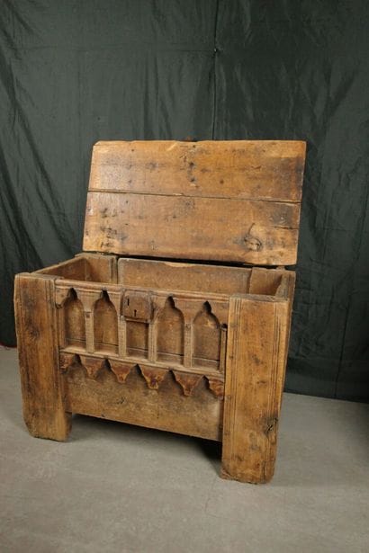 BONNEVAL SUR ARC. Pine post chest with arcature...