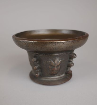 Patinated bronze finned mortar. H: 11.5 cm....