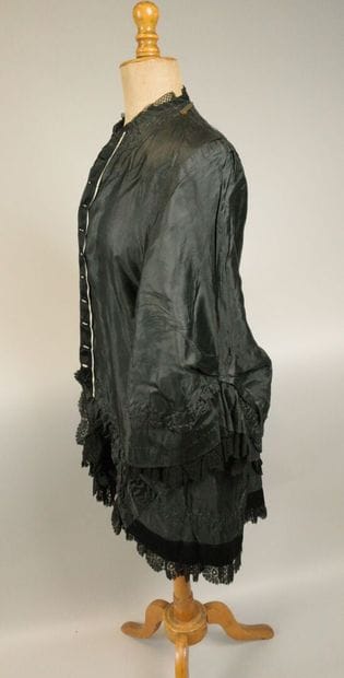 BRESSE, circa 1880. Black silk satin cape,...