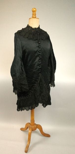 BRESSE, circa 1880. Black silk satin cape,...